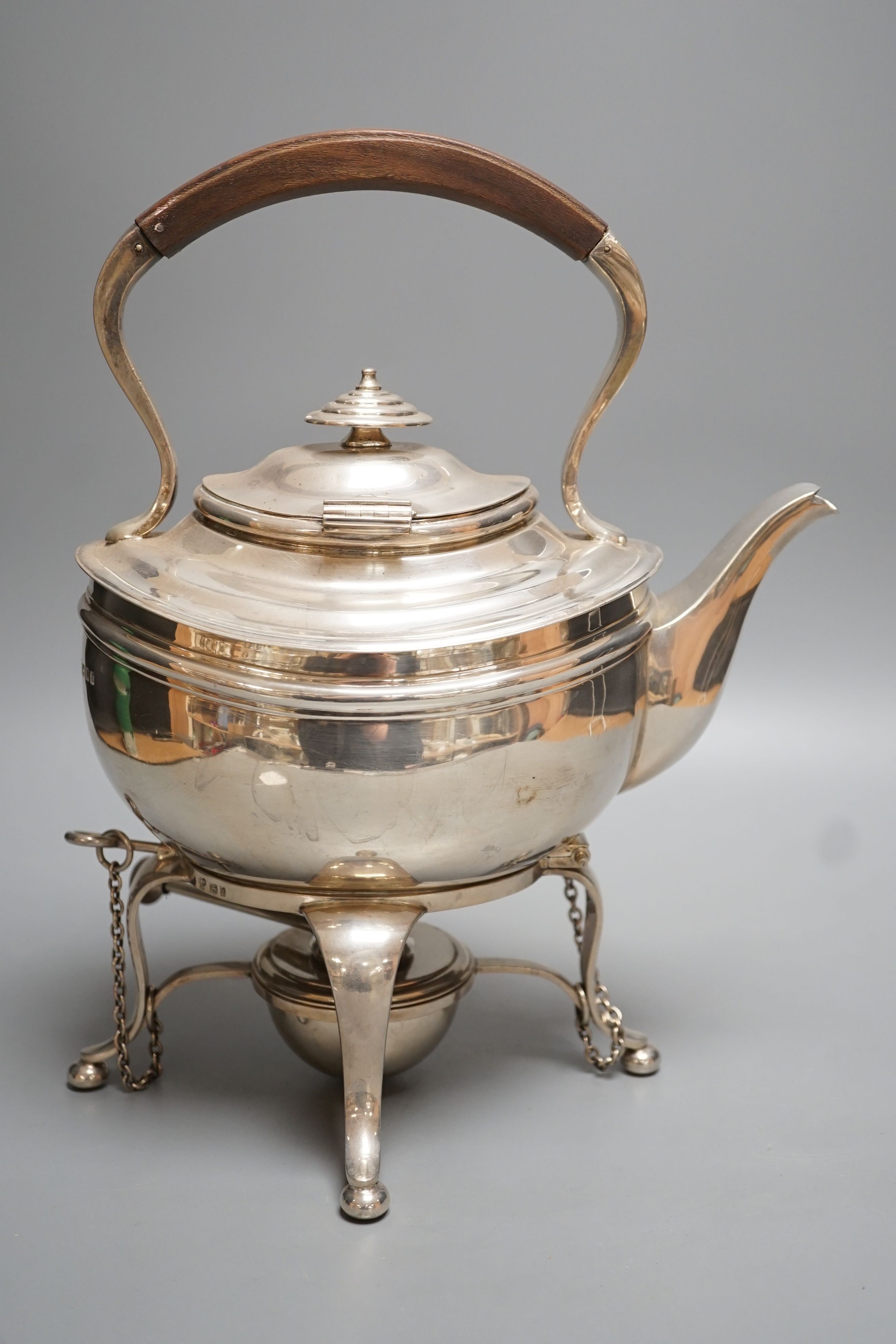 A George V silver tea kettle on stand, with burner, Heming & Co Ltd, London, 1932, height 31.4cm, gross 51.5oz.